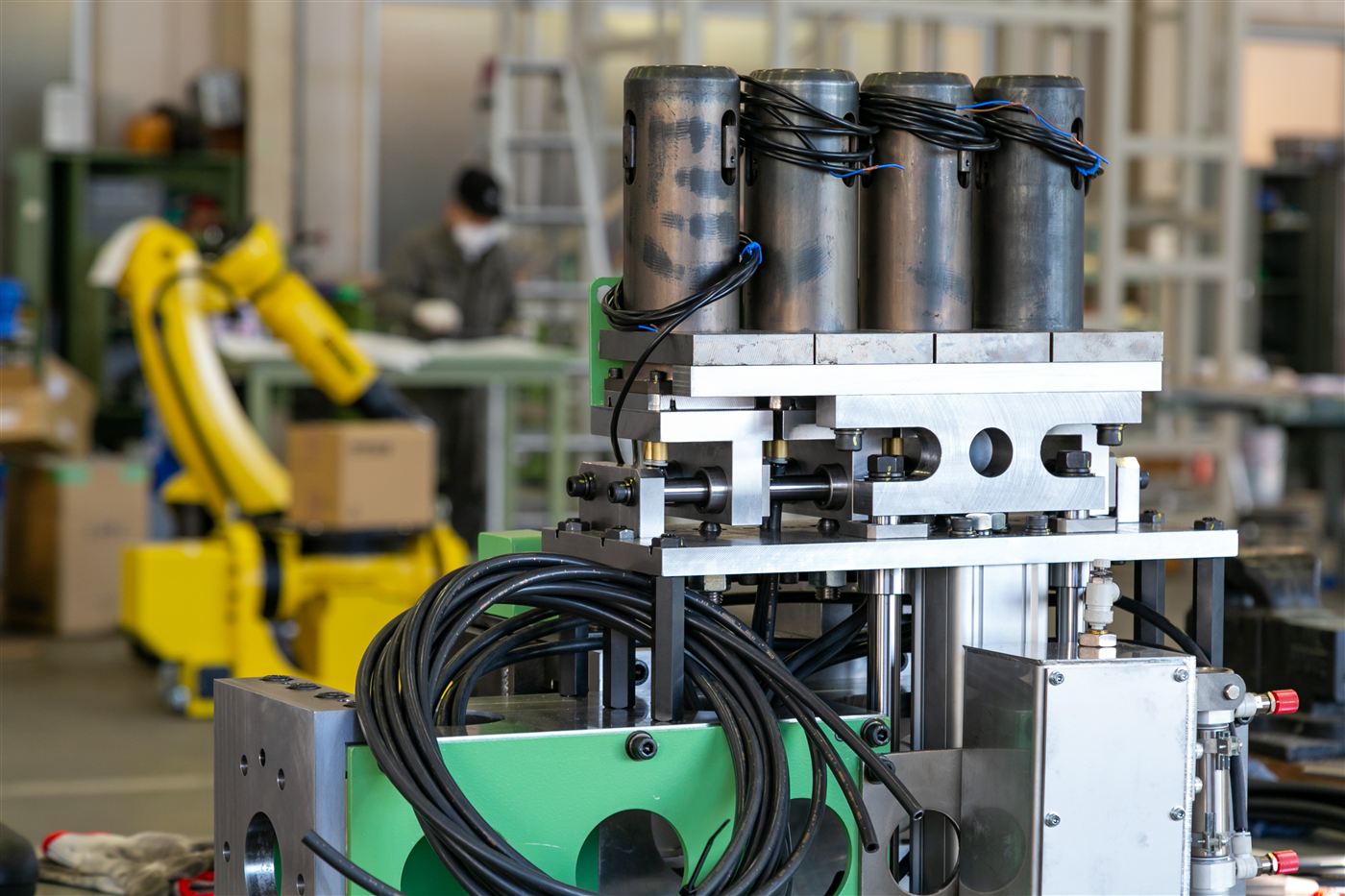 工場内のロボット製造現場